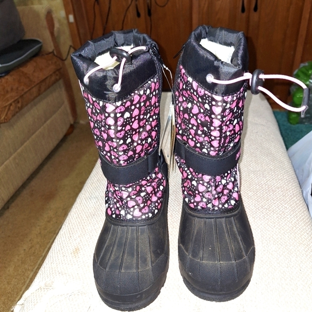 A pair of Dream Pairs size 5 Thinsulate snow boots in black and pink.